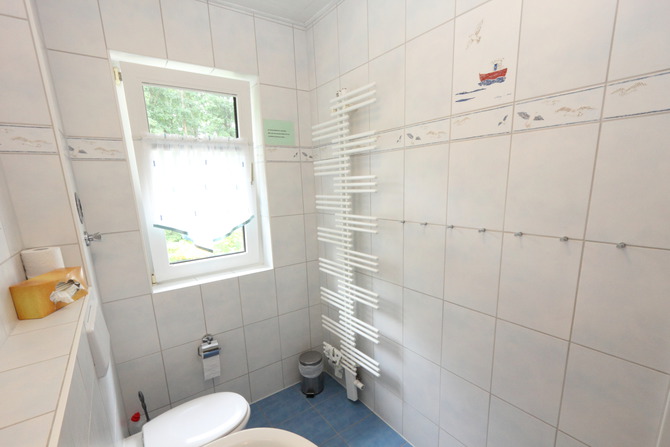 Ferienwohnung in K&uuml;hlungsborn - Ferienhaus zum Strand - Tageslichtbad