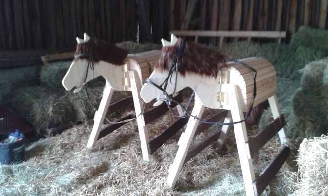 Ferienwohnung in S&uuml;sel - Ferienhof Haas - Holzpferde in der Scheune zum Spielen