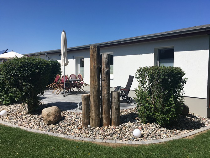 Ferienwohnung in K&auml;gsdorf - Meerblick - Beispiel eigene Terrasse mit Gartenm&ouml;bel und Grill