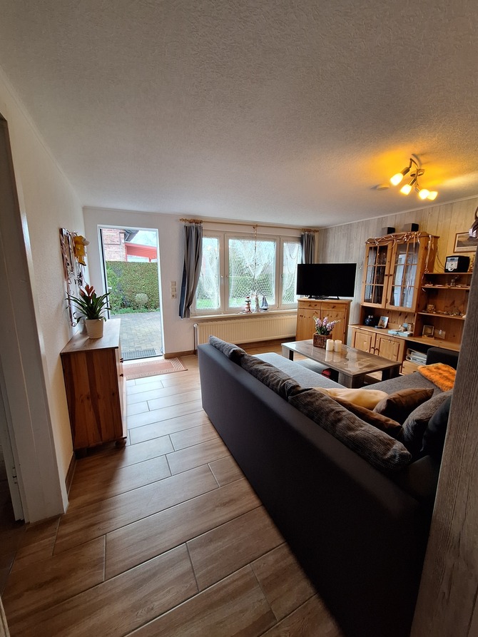 Ferienwohnung in B&ouml;rgerende - Bull - Wohnzimmer zur Terrasse hinaus