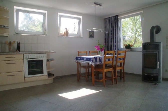 Ferienhaus in Diedrichshagen - Stolteraa - Waldweg 54 - Essecke neben der K&uuml;chenzeile mit Kaminofen