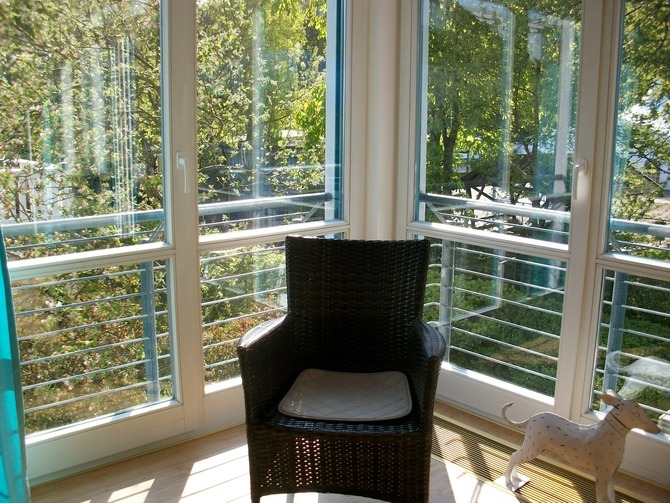 Ferienwohnung in K&uuml;hlungsborn - Strandstrasse-OstSeestern - Wohnzimmer Blick ins Gr&uuml;ne