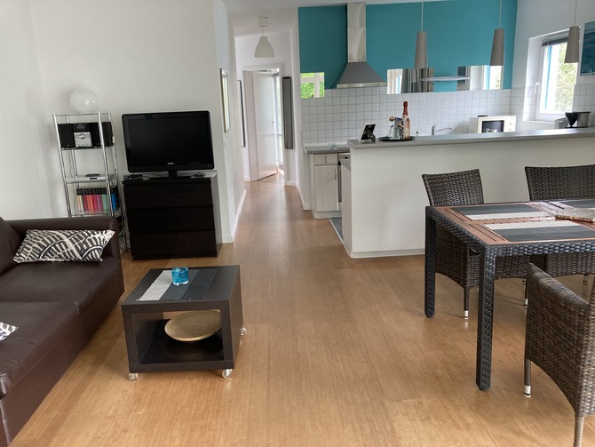 Ferienwohnung in K&uuml;hlungsborn - Strandstrasse-OstSeestern - Wohnen-Essen-Kochen-Blick auf Schlafzimmert&uuml;r