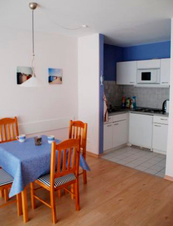 Ferienwohnung in Kellenhusen - Haus Sommerland OG 2 - Esstisch im Hintergrund die K&uuml;che