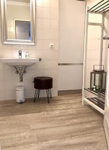 Ferienwohnung in Scharbeutz - Strandk&ouml;rbchen - Badezimmer mit gro&szlig;em Strandtuchhalter