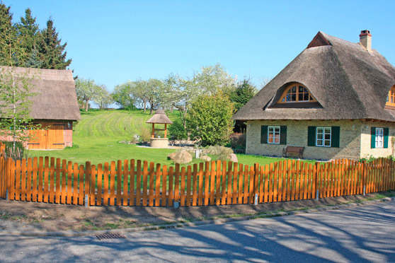 Ferienhaus in D&ouml;hnsdorf - Landhaus Unter dem Reetdach - Stra&szlig;enansicht