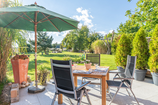 Ferienwohnung in Feldhusen - Diana EG Terrasse - Blick Terrasse Garten