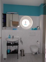 Ferienwohnung in K&uuml;hlungsborn - Strandstrasse-OstSeegarten - Bad mit Au&szlig;enfenster