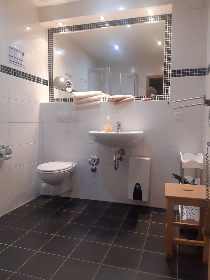 Ferienwohnung in Trassenheide - Meeresrauschen - ger&auml;umiges Bad mit Dusche und WC