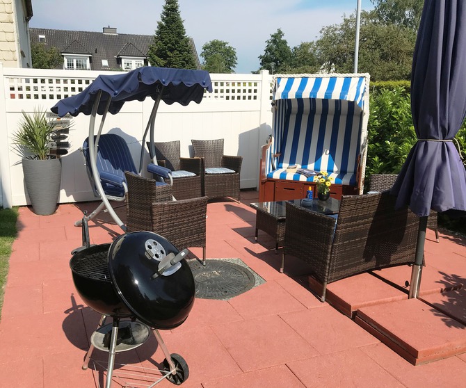 Ferienwohnung in Niendorf/Ostsee - Haus Edda FeWo Kr&auml;hennest - Terrasse im Garten mit M&ouml;beln und Grill