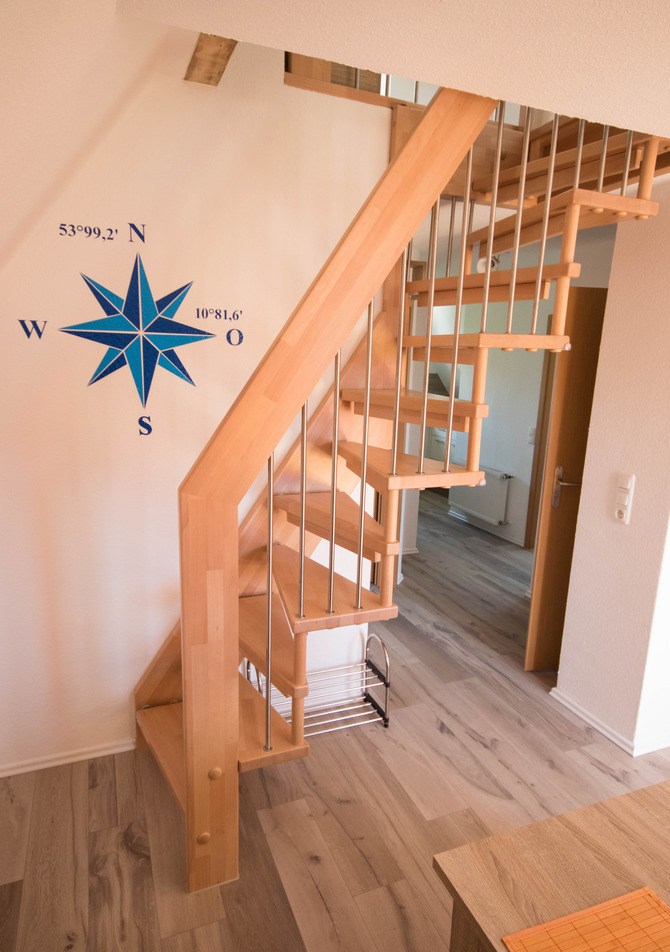 Ferienwohnung in Niendorf/Ostsee - Haus Edda FeWo Kr&auml;hennest - Raumspartreppe in die offene Maisonette
