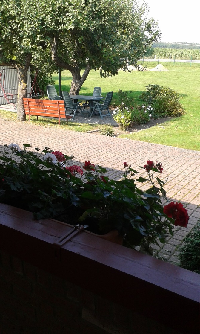 Ferienwohnung in Steinhagen - Henk - Sitzecke unter alten Apfelb&auml;umen