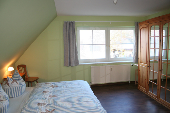 Ferienwohnung in Born a. Dar&szlig; - Am Raad FeWo Kranich - Schlafzimmer 1