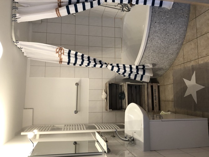 Ferienwohnung in Hans&uuml;hn - Ostsee Ferienhof Sandmann - Bad mit Eckbadewanne