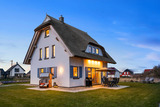Ferienhaus in Dranske - R&uuml;genzauber Reetdachhaus mit Sauna u. Kamin | Strandn&auml;he | Garten - Bild 1
