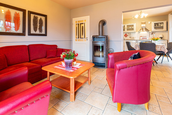 Ferienwohnung in Ostseeheilbad Zingst - Whg M, Ihr UrlaubsZuhause - Wohnbereich mit Kamin