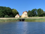 Ferienwohnung in Neuenkirchen (R&uuml;gen) - Gutshaus Grubnow Ferienwohnung 4 mit Hund am Wasser Sauna und WLAN incl. - Bild 1